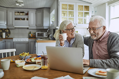 A couple learning about Geisinger Gold on their laptop