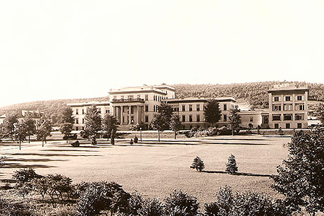 A photo frrom 1915 depicts the George F. Geisinger Memorial Hospital.
